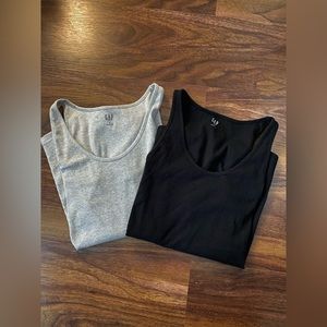 NEW GAP tank tops